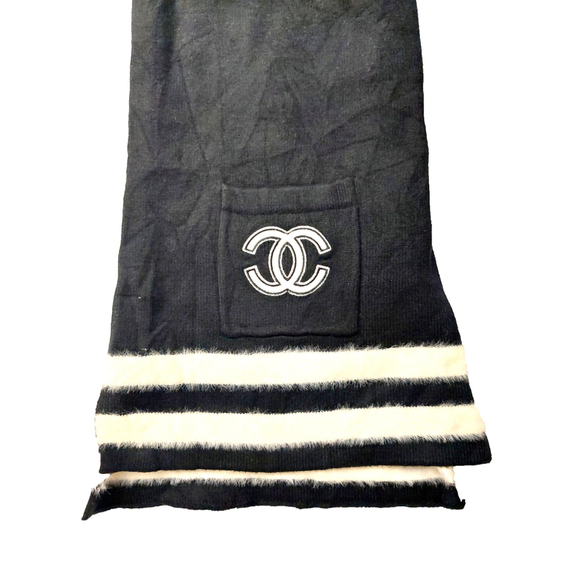 CHANEL Black & White Fur Scarf with Iconic Logo Pocket - Picture 11 of 16